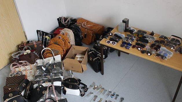 Bei einer Polizeikontrolle bei Selb ist ein Kleintransporter aufgefallen. Dieser war unter anderem mit Plagiaten beladen. Bild: Polizei