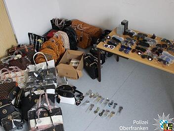 Bei einer Polizeikontrolle bei Selb ist ein Kleintransporter aufgefallen. Dieser war unter anderem mit Plagiaten beladen. Bild: Polizei