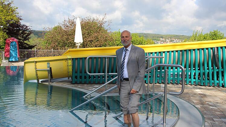 Bürgermeister Kay Blankenburg steht im neuen Nichtschwimmerbereich.Leonie Hauck