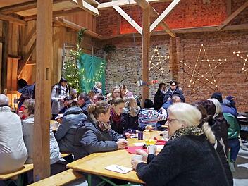 Gerne nutzten die vielen Besucher die Möglichkeit, in der noch im Bau befindlichen Dorfscheune gemütlich zusammenzusitzen. Foto: Schülein