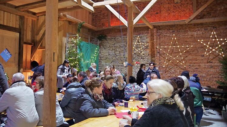 Gerne nutzten die vielen Besucher die Möglichkeit, in der noch im Bau befindlichen Dorfscheune gemütlich zusammenzusitzen. Foto: Schülein