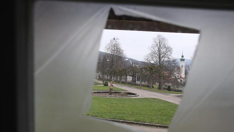Ein Loch in der Baufolie offenbart den herrlichen Blick, den bald schon Patienten genießen dürfen. Foto: Ulrike Müller