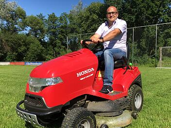 Das hat  er schon immer gemacht und das behält er bei: die  Grünpflege des  Fußballplatzes in Gerach. Dabei könne er gut abschalten, sagt Bürgermeister Sascha Günther. Foto: Anette Schreiber