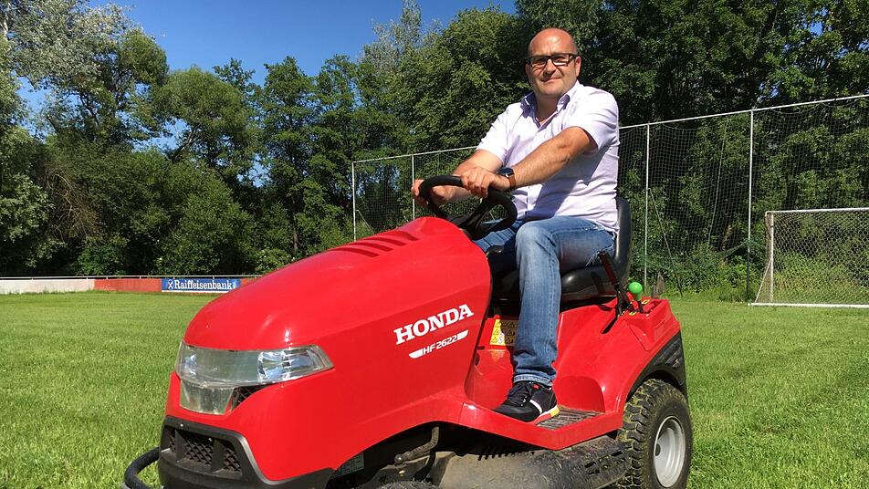 Das hat  er schon immer gemacht und das behält er bei: die  Grünpflege des  Fußballplatzes in Gerach. Dabei könne er gut abschalten, sagt Bürgermeister Sascha Günther. Foto: Anette Schreiber