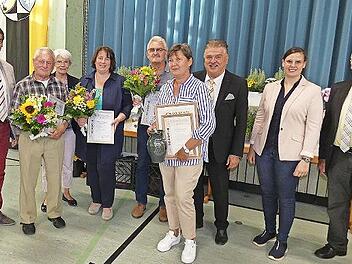Bei der Hauptversammlung des Kreisverbandes für Gartenbau und Landespflege nahm Kreisvorsitzender Günter Reif zahlreiche Ehrungen vor. Das Bild zeigt (von links) Bürgermeister Roland Wolfrum, Hermann Dippold, Ehrenkreisvorsitzende Brigitte Murrman...