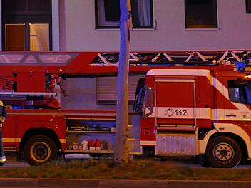 Feuerwehreinsatz mit Drehleiter in der Nacht an einem Wohnhaus