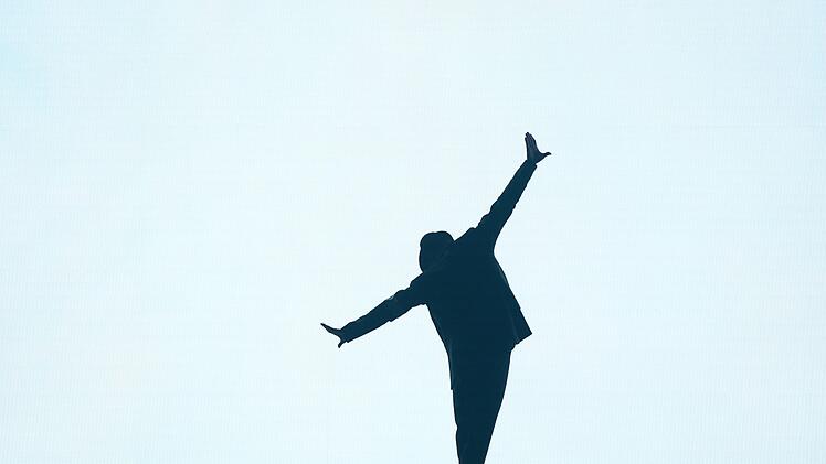 Michael Jackson-Fan Milano begeistert mit einem perfekten MJ-Intro zu seinem "Black or White"-Cha Cha Cha - inklusive Moonwalk.