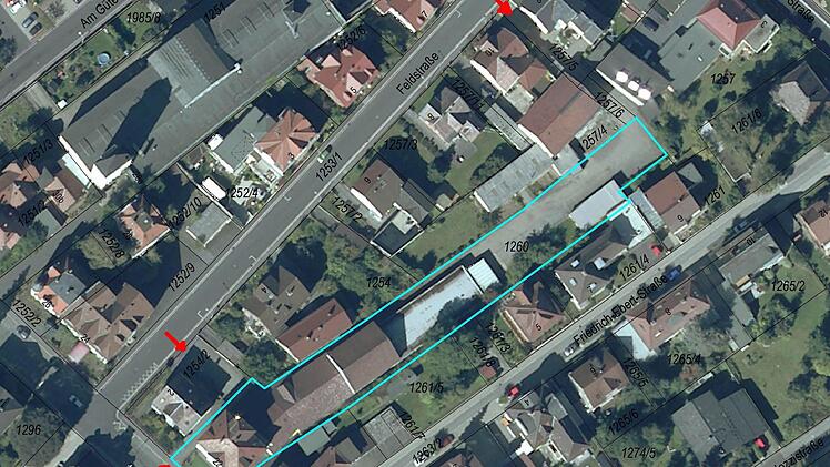 So sieht das gesamte Gelände der Druckerei Patzschke in der Bahnhofstraße aus der Luft aus.  Auf insgesamt rund 2860 Quadratmetern befinden sich das ehemalige Wohnhaus und die Produktionsbereiche. Rot markiert sind die Zugangsmöglichkeiten. Foto: Stadtverwaltung Neustadt