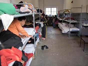 Asylsuchende in Zirndorf.   Die Unterkunft ist überlastet. Foto: Michael Gründel