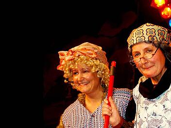 Die "Meedensdorfer Dorfratschen" Marie (Claudia Gunzelmann, links) und Rettl (Gerda Hofmann, rechts). Fotos: privat