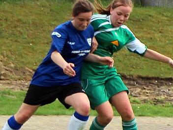 Mit viel Einsatz kämpfen Maren Lindner (FC Pegnitz) und die Frickenhäuserin Theresa Schmitt (rechts) um den Ball. Foto: Thomas