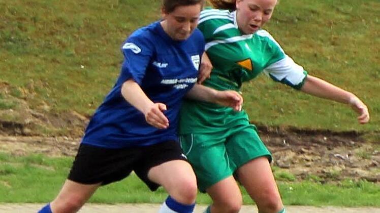 Mit viel Einsatz kämpfen Maren Lindner (FC Pegnitz) und die Frickenhäuserin Theresa Schmitt (rechts) um den Ball. Foto: Thomas