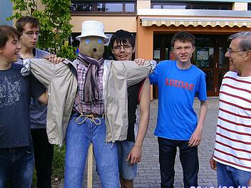 Herbert Peterle (r.) freute sich über die Vogelscheuche, die ihm die Schüler der Wilhelm-Pfeffer-Schule übergaben. Foto: privat