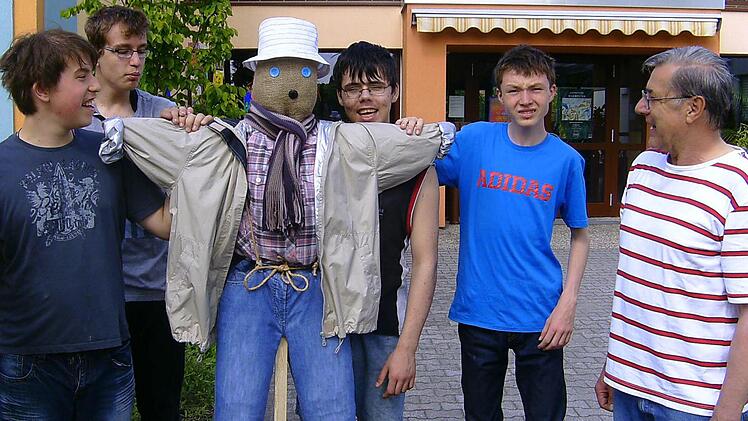 Herbert Peterle (r.) freute sich über die Vogelscheuche, die ihm die Schüler der Wilhelm-Pfeffer-Schule übergaben. Foto: privat