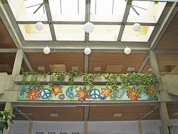 Das Herz der Schule: Die Aula der Volksschule wird erhalten, das Obergeschoss im Norden, wo auf unserem Bild der Bürgermeister Oskar Ebert steht, wird jedoch durch eine Wand abgetrennt und stillgelegt. Für das komplette Gebäude in Untersteinbach wird ein neues Konzept umgesetzt.