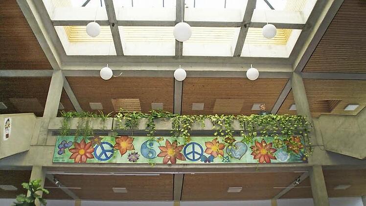 Das Herz der Schule: Die Aula der Volksschule wird erhalten, das Obergeschoss im Norden, wo auf unserem Bild der Bürgermeister Oskar Ebert steht, wird jedoch durch eine Wand abgetrennt und stillgelegt. Für das komplette Gebäude in Untersteinbach wird ein neues Konzept umgesetzt.