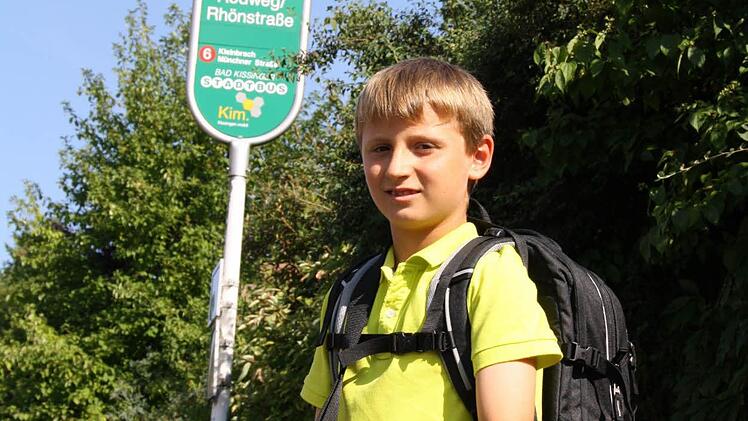 Der zehnjährige Tom Zirkenbach hat die Bushaltestelle direkt vor der Haustür, für die Busfahrkarte muss er jedoch zahlen, weil es von der Rhönstraße 1 "nur" 2826 Meter zum Gymnasium sind. Foto: Ralf Ruppert