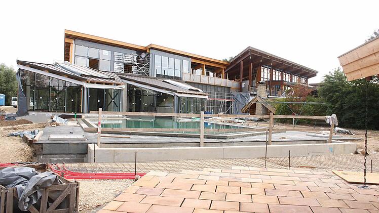 Der gläserne Neubau grenzt direkt an den alten Saunabereich an