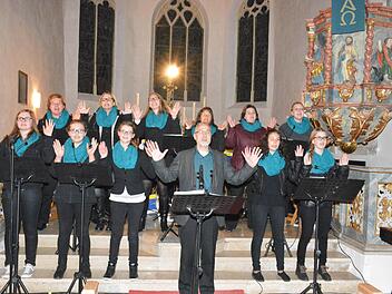 Der Martin-Scherer-Projektchor riss die Zuhörer mit ihrem geistlich geprägten Liedgut mit. Foto: Schmidt