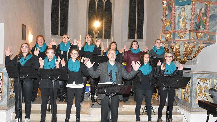Der Martin-Scherer-Projektchor riss die Zuhörer mit ihrem geistlich geprägten Liedgut mit. Foto: Schmidt