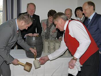 Nach einem nicht sehr beglückenden Kommunalwahl-Jahr 2014, wie Jürgen W. Heike eingestand, sammelte die Kreistagsfraktion von CSU/Landvolk die nötigen Stärke für das neue Jahr. Von links: Rainer Matter, Hans Michelbach, Elke Protzmann, Jürgen W. Heike, Christine Heider, Günter Benning und Michael Möslein, vorne Zapfmeister Schorsch Mager. Foto: Berthold Köhler