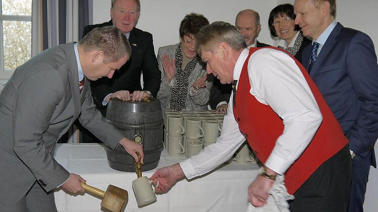 Nach einem nicht sehr beglückenden Kommunalwahl-Jahr 2014, wie Jürgen W. Heike eingestand, sammelte die Kreistagsfraktion von CSU/Landvolk die nötigen Stärke für das neue Jahr. Von links: Rainer Matter, Hans Michelbach, Elke Protzmann, Jürgen W. Heike, Christine Heider, Günter Benning und Michael Möslein, vorne Zapfmeister Schorsch Mager. Foto: Berthold Köhler