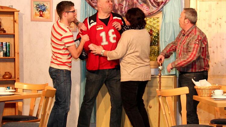 Addi (Reiner Tratz, Mitte) hat doch schon wieder Korn organisiert. Pelle (André Neuper, links), Heimleiterin Roberta Kammerjäger (Claudia Oppelt) und Erwin (Peter Zöbelein) greifen ein. Foto: Johanna Blum