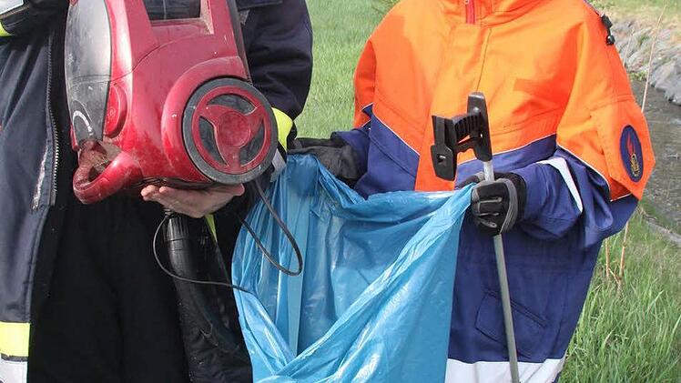 Niels Pajonk und Patrick Höhl fischten einen alten Staubsauger aus dem Bach.