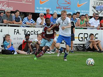 Abgehängt: Mit dem 2:1-Sieg über West Ham United gewann Zenit St. Petersburg (helles Trikot) erstmals den Rimini-Cup. Foto: Hopf
