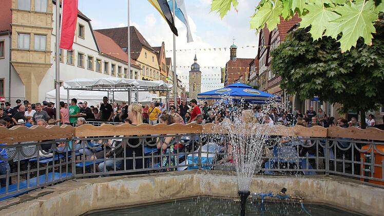 Alt und jung in der Altstadt: Ebern feiert drei Tage lange.Foto: Ralf Kestel