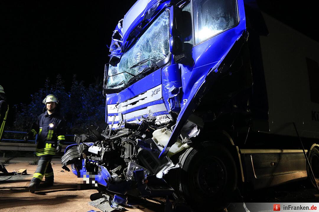 Lkw prallt gegen Stauende auf A3