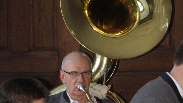 Der Mann für die ganz tiefen Töne bei der Leuzendorfer Blasmusik, die den Empfang umrahmte.