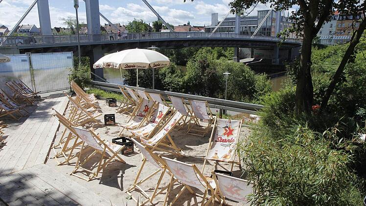 Ein Bild, das es so in Bamberg nicht mehr geben wird: der Stadtstrand an der Löwenbrücke. Von einer Neuauflage sehen die Veranstalter ab. Archivfoto: Christian Pack