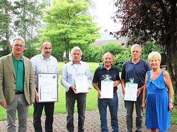 Geschäftsführer August Schneider (links) und Seniorchefin Anny Schneider (rechts) zeichneten die Firmenjubilare (von links) Jochen Schmidt, Horst Brux, Erich Götz und Helmut Nies für langjährige Treue aus.  Foto: Winfried Ehling
