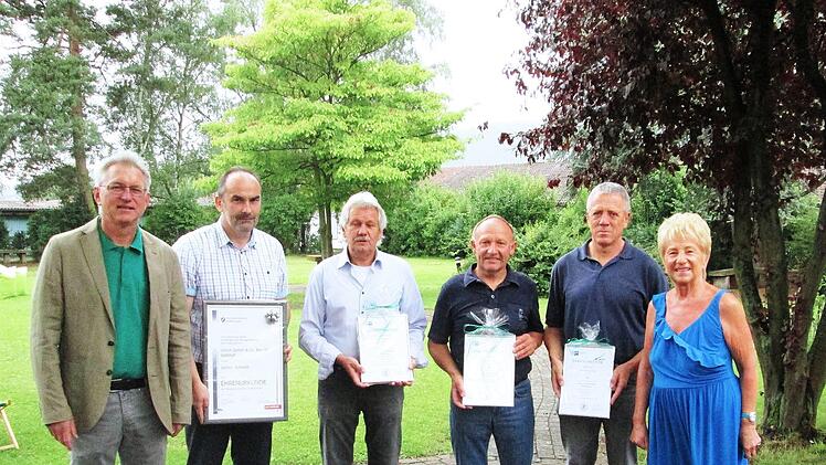 Geschäftsführer August Schneider (links) und Seniorchefin Anny Schneider (rechts) zeichneten die Firmenjubilare (von links) Jochen Schmidt, Horst Brux, Erich Götz und Helmut Nies für langjährige Treue aus.  Foto: Winfried Ehling