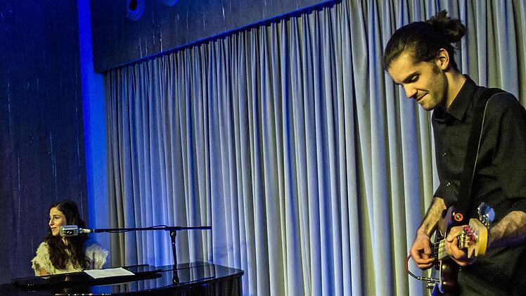 Ein Wiederhören mit der Singer-Songwriterin Ann Vriend gab es in Coburg. Am E-Bass begleitete Reid Thiel die Sängerin und Pianistin.Foto: Jochen Berger