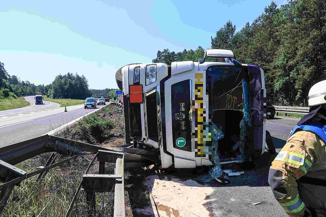 Reifen platzt: Lkw durchbricht auf A73 bei Bamberg Mittelleitplanke