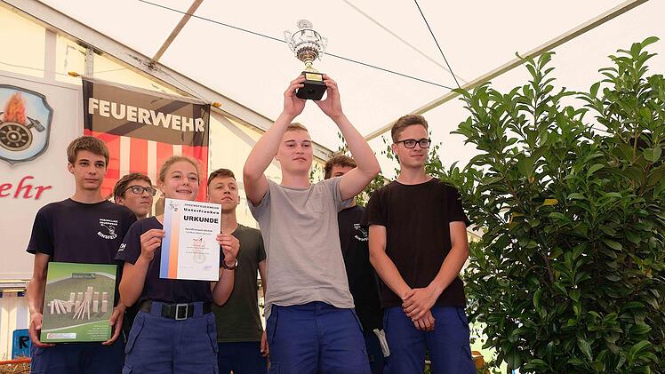Action-Day: Der Wanderpokal ging an die siegende Mannschaft aus Binsfeld (MSP). Foto: Gerd Schaar