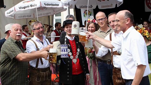 Die "Prominenz" st&ouml;&szlig;t auf ein gutes Gelingen der Biertage an; von links 2. B&uuml;rgermeister Hans-Georg H&auml;fner, 3. B&uuml;rgermeister Peter Klein, Bierprinz Sebastian Gocker, mit den Braumeistern sowie 1. B&uuml;rgermeister Michael Ziegler und Landrat Wilhelm Schneider. Fotos: G&uuml;nter Geiling
