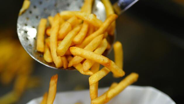 Der Mann wollte die Pommes selbst frittieren. Foto: Ina Fassbender/dpa