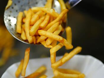 Der Mann wollte die Pommes selbst frittieren. Foto: Ina Fassbender/dpa
