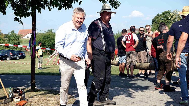Den Kraftakt in Burgstall ließ sich auch der Vizepräsident des Bayerischen Landtages nicht entgehen.