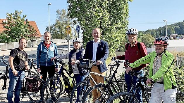 Die CSU-Stadtratsfraktion um OB-Kandidat Udo Sch&ouml;nfelder (3.&nbsp;v.&nbsp;l.) erkundete mit dem ADFC-Vorsitzenden Frank Wessel (2.&nbsp;v.&nbsp;r.) das Forchheimer Radwegenetz. Foto: privat
