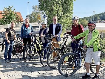 Die CSU-Stadtratsfraktion um OB-Kandidat Udo Schönfelder (3. v. l.) erkundete mit dem ADFC-Vorsitzenden Frank Wessel (2. v. r.) das Forchheimer Radwegenetz. Foto: privat