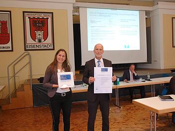 Oberb&uuml;rgermeister Kay Blankenburg (rechts) und Wirtschaftsf&ouml;rderin Svenja Melchert freuen sich &uuml;ber das Qualit&auml;tszeichen "Ausgezeichneter Wohnort f&uuml;r Fachkr&auml;fte". Aufgrund der aktuellen Corona-Situation wird die offizielle &Uuml;bergabe durch die IHK im Herbst dieses Jahrs nachgeholt. Thomas Hack