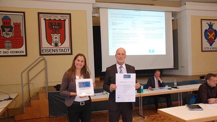 Oberb&uuml;rgermeister Kay Blankenburg (rechts) und Wirtschaftsf&ouml;rderin Svenja Melchert freuen sich &uuml;ber das Qualit&auml;tszeichen "Ausgezeichneter Wohnort f&uuml;r Fachkr&auml;fte". Aufgrund der aktuellen Corona-Situation wird die offizielle &Uuml;bergabe durch die IHK im Herbst dieses Jahrs nachgeholt. Thomas Hack