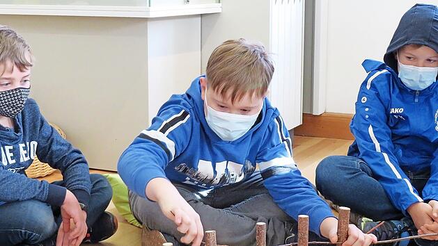 Flynn versucht sich an einem Weidengeflecht &ndash; dem Grundger&uuml;st der aus Fachwerk und Lehm gebauten einfachen H&auml;uschen der Kelten