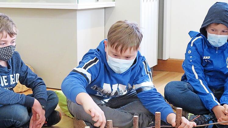 Flynn versucht sich an einem Weidengeflecht – dem Grundgerüst der aus Fachwerk und Lehm gebauten einfachen Häuschen der Kelten