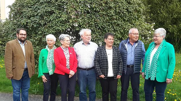 Der Kreisvorsitzende Markus Stockmann (ganz links) und die Ortsvorsitzende Monika Wiesner (ganz rechts) ehrten die langj&auml;hrigen Mitglieder (von links nach rechts)  Gisela Kn&uuml;ttel, Hildegard Sch&ouml;bel-Bossinger, Ernst Brust, Brigitte Hartmann und Reinhold Hahn. Foto: Rolf Pralle