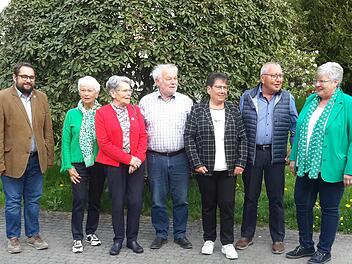 Der Kreisvorsitzende Markus Stockmann (ganz links) und die Ortsvorsitzende Monika Wiesner (ganz rechts) ehrten die langjährigen Mitglieder (von links nach rechts)  Gisela Knüttel, Hildegard Schöbel-Bossinger, Ernst Brust, Brigitte Hartmann und Reinhold Hahn. Foto: Rolf Pralle